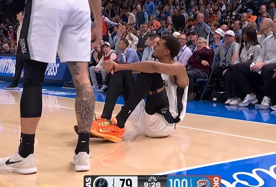 夹腿垫脚撞膝盖，文班被干倒6次！遭遇雷霆武术队，气得扭头就走