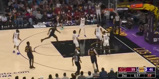 星空体育官网-可惜！詹姆斯送出空接妙传，艾顿起跳放篮磕到篮筐前沿